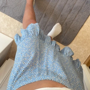 Blommig fin kjol - En fin blå blommig kjol perfekt till sommaren💕använt ett par gånger men ser helt som ny ut, kommer inte till användning längre, minns ej nypris💕