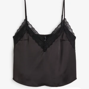 Svart spetslinne från hm - Säljer detta svarta spetslinne från Hm strl xs🤍Helt nytt och oanvänt, fick hem för någon dag sedan men var tyvärr för litet för mig! Ordinarie pris: 229kr Mitt pris: 60kr Har även i ljusgult! (Båda för 100kr)!!