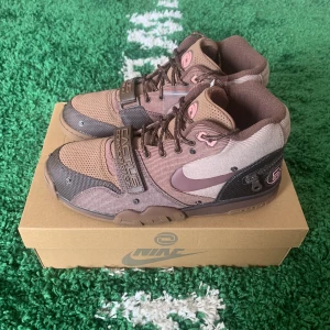 Travis Scott x Nike air trainer 1 SP wheat/chocolate - Size US 9,5 = EU 43. Condition brand new with tags. All original + receipt. Please send a message before buying.