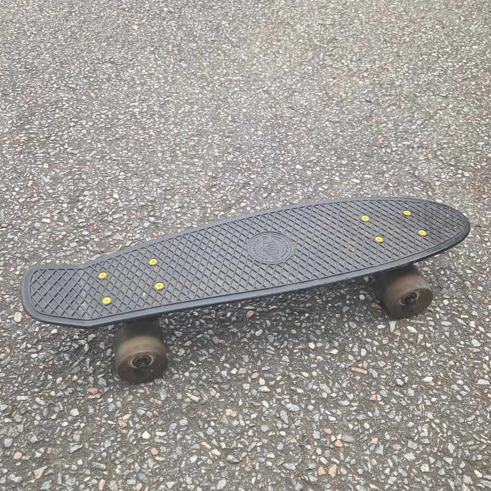En fin skateboard som jag knappt har använt, kanske en gång för några år sen. Den har inga repor eller så fungerar fin, bara att skatea på😉. Övrigt.