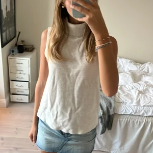 Topp - Säljer denna jätte fina toppen från zara. Typ aldrig använd och är i ny skick. Är i storlek s💕