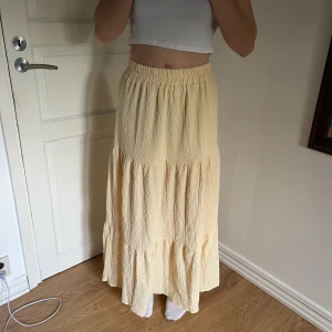 Långkjol - Fin långkjol som tyvärr inte kommer till användning, är 165 och den är toppen i längden, vill man ha den lågmidjat så kan man det också!