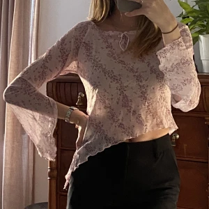 Supersöt blus - Jättesöt blus köpt secondhand Är nog en barntröja men passar mig som är en XS 