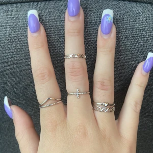 silver ringar  - minns ej var jag har köpt dessa, men tror bershka eller nåt liknande! köpt för längesen, använt nån enstaka gång sen inte kommit till användning igen. kolla gärna min profil för mer smycken och kläder 💓