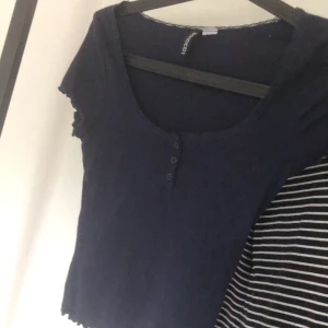 3 tröjor 🪐 - 3 super fina tröjor. Den vita - strl XS använd 2-3 ggr, pris 69kr + frakt från hm. Den blåa - strl S använd 1-2 ggr, pris 69kr + frakt från hm. Den randiga strl XS aldrig använd, pris 39 kr+frakt från Lindex💗 alla för 250 kr.