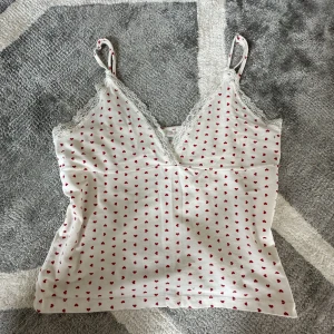 hjärtlinne - Jätte gulligt linne från Brandy Melville med justerbara band❤️Har använt kanske 2 gånger bara så den är som ny!! säljer p g a att den inte kommer till användning!! ❤️❤️