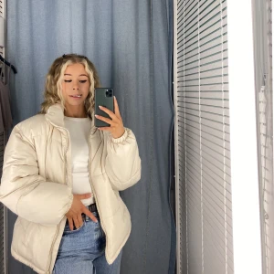 Jacka - Säljer denna underbara sköna jacka från pull and bear, är lite trasig i jackärmen men går enkelt att fixa till.  Storlek xs och den är oversized