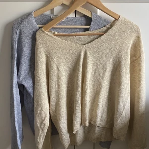 V-ringad tunn stickad tröja - Säljer 2 jättesköna stickade tunna tröjor från mango💗 säljer en för 100kr eller båda för 150kr. Skriv gärna för fler bilder