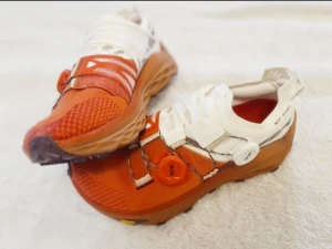 ALTRA Mont Blanc Boa - ALTRA skor - MONT BLANC BOA dam Endast testade inomhus så i nyskick. Storlek: 40 (upplever den liten i storleken). Nypris: 2500:-  Info om skon:  En högdämpand, lätt trailracern, utrustad med ett exakt snörningssystem för ultimat