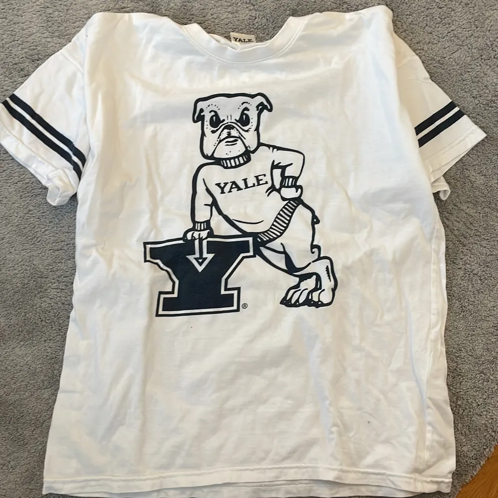 En snygg Yale-tröja i gott skick. Använd fåtal gånger. Storleken passar mig som är S/M. . T-shirts.
