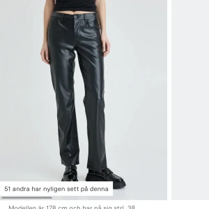 Lågmidjade läderbyxor från bikbok storlek 34 - Säljer då dem är för långa för mig. Helt oanvända endast testad. Skriv för egna bilder 💕