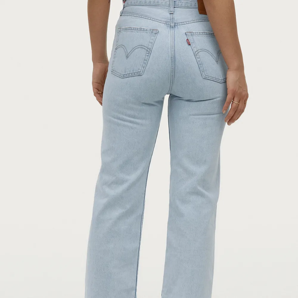 Snygga ljusblåa Levis jeans i rak modell. Fint skick men använda. Köpta för 1349kr. Jeans & Byxor.