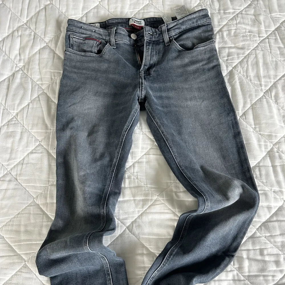 Tommy Hilfiger jeans 29/32 Slim Scanton Heritage Låg midja och slim-modell, inte skinny  Färgen är grå-blå Använda men i bra skick, snyggt slitna. Jeans & Byxor.