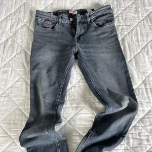 Tommy Hilfiger jeans 29/32 Slim Scanton Heritage Låg midja och slim-modell, inte skinny  Färgen är grå-blå Använda men i bra skick, snyggt slitna