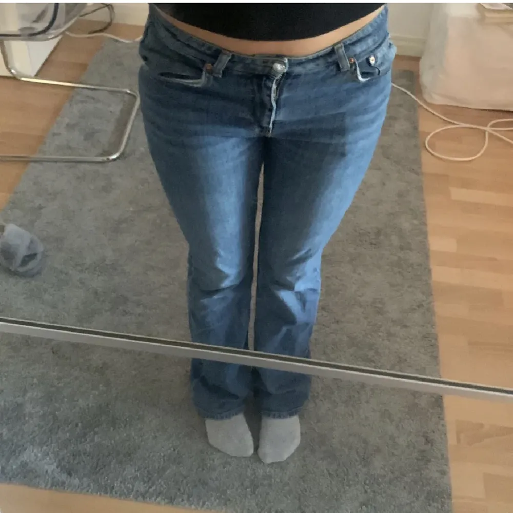 Säljer dessa super fina jeans ifrån gina tricot, jeansen är low rise och bootcut❤️Inga defekter bara att dem har blivit lite sönder trampade där nere annars ser dem helt nya ut!!❤️(lånade bilder). Jeans & Byxor.