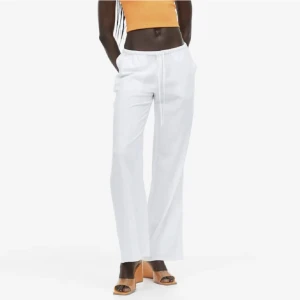 Hm lågmidjade linnebyxor - Säljer ett par lågmidjade linnebyxor från hm i storlek S, säljer eftersom dom var för långa på mig❤️