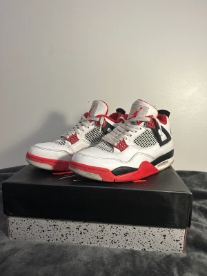 Jordan 4 ”fire red” - Säljer mina jordan 4 som är i bra skick. Har alltid använda crease skydd i de så de är inte creasade. De är äkta och har kvitto på skorna, skriv om ni vill ha det. Priser går att diskuteras. Kolla bio💕💕