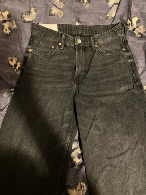 Baggy jeans - Baggy jeans från hm manavdelingen, köpte för 400