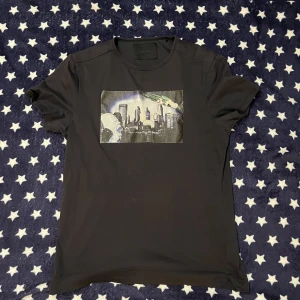 Limitato t shirt - Defekt vara!!! En limitato t shirt. Defekten visas på tredje bilden men det är inte jätte mycket. Priset är rörligt vid snabb affär!!! Funkar svin bra under kavaj eller zip hoodie