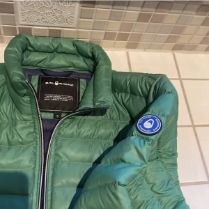 Sail racing jacka  - Grön jacka från sail raicing  Bra skick, använd två vintrar, storlek M  Pris diskuterbart vid snabb affär 