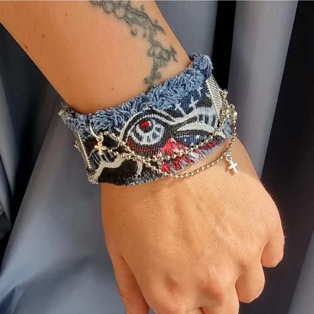 Unikt smycke*Handgjort armband ●Material-textil jeans, zinklegeringar, rostfritt stål. Nickel fri. Armbandslängd: 19,5cm höjd-3,5cm. Accessoarer.