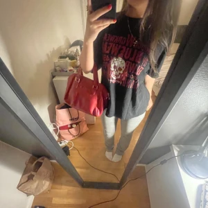 asball t-shirt! - säljer denna skitsnygga t-shirt som tyvärr inte kommer till användning. Har storlek 36 och sitter oversized å skitsnyggt på mig 💗