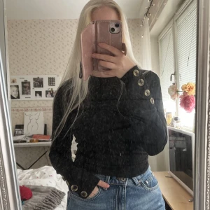Ribbad tröja med knappar - En supersnygg svart ribbad långärmad tröja med knappar vid ärmarna från BikBok i strl S!💓