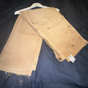 Vintage Carhartt carpenter pants - Ett par sjukt fina vintage carhartt byxor med riktigt bra passform. De har verkligen fått den snygga urtvättade vintage looken. För den som uppskattar och har den sanna känslan för mode!