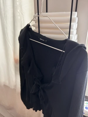 Svart knytblus - Från ginatricot storlek m 