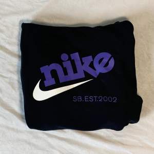 Vintage 00s Nike SB hoodie. En tvärfet hoodie från 2002 i riktigt bra skick, perfekt till hösten som närmar sig. Denna raritet går inte att hitta på dagens marknad!  Skick: 8/10