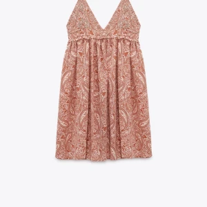 Zara klänning  - Säljer mina fina klänning från zara då jag har använt den 1 gång, fint sick och Inge täcken på användning! Tryck inte på köp! Direkt utan skivt till mig om frågor osv, osen om vi skivit kan du trycka💗