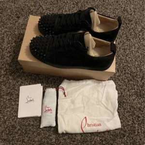 Christian Loubotin  - Hej! säljer min pojkväns äkta loubotin skor som är använda 2-3 gånger fortfarande i nyskick 