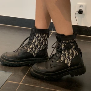 Dior boots - Säljer dessa dior boots i storlek 38. En av dragkedjorna är trasig men kan fixas hos skomakaren. Tecken på användning finns men inga defekter på varken lädret eller tyget.