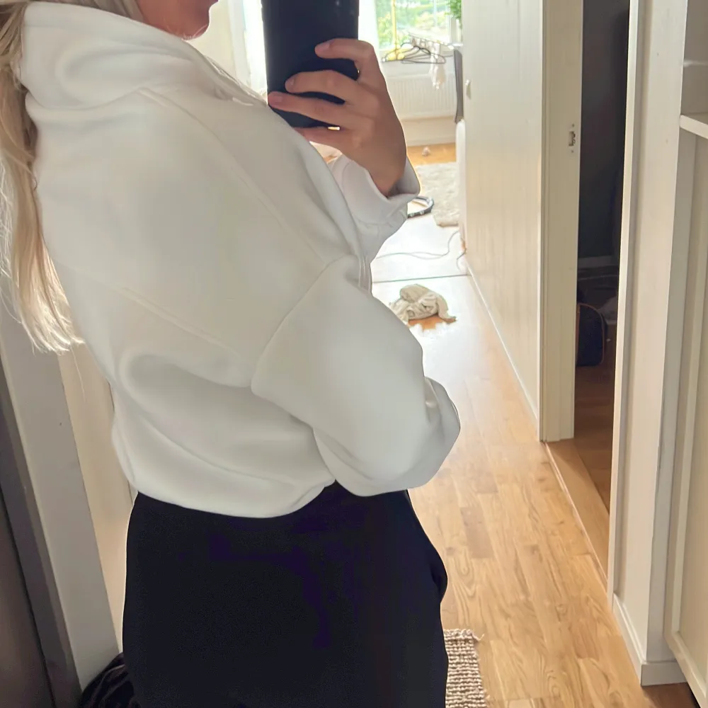 Säljer denna vita jackan i storlek Xs, passformen är oversize. Aldrig använd, helt ny. Perfekt som tex en träningsjacka. Säljer för 200 kr. Köparen står för frakten! . Jackor.