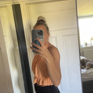 Fest topp volang - Superfin fest topp inköpt i sri lanka, Rensar min garderob så kolla gärna in min garderob, säljer mycket fint !💗