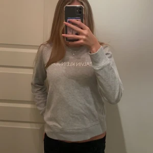 Calvin Klein tröja - Säljer nu min superfina Calvin Klein tröja💕🌸Använd endast 2ggr så därför i jättebra skick⚡️