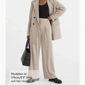 Kostymbyxor  - Har dessa kostymbyxor som jag säljer då jag har för många. Långa i benen och väldigt stretchiga. Raka, vida ben med lagda veck fram. Nypris 399kr🤍 köparen står för frakten och betalning sker via Swish 🫶🏻