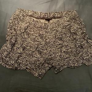 Shorts och byxdress - Korta shorts med mäster st XL. Knälånga shorts militärgrön XL. Turkos byxdress XL.  Alla i använt skick. 