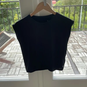 Trännings t-shirt - Jätte mjuk och stretchig trännings t-shirt! Andvänd 1-2 gånger och är som ny bra skick o så.