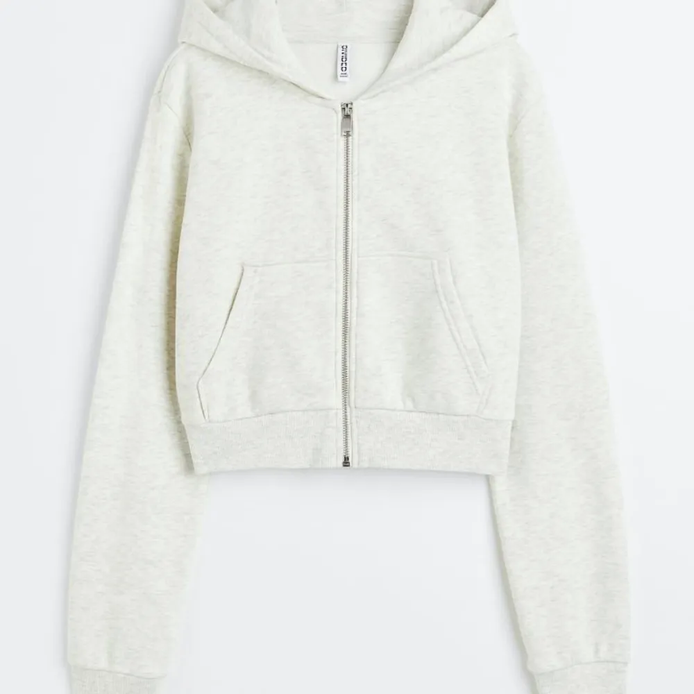 En kort zip up hoodie zip ziphoodie från HM som köptes för något år sedan men nästan aldrig använd.. Hoodies.