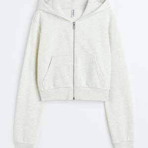 En kort zip up hoodie zip ziphoodie från HM som köptes för något år sedan men nästan aldrig använd.