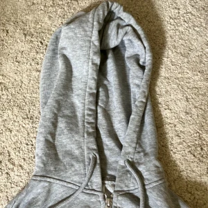 Grå hoddie  - Storlek M men är som xs
