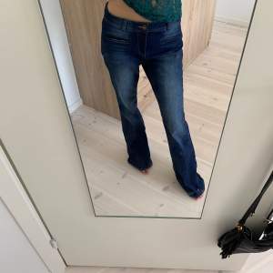 Säljer ett par mörblå jeans som tyvärr är för stora för mig! Midjemåttet är 80 och innerbenslängd 82! Storlek 38 💗 Köparen står för frakten!! 