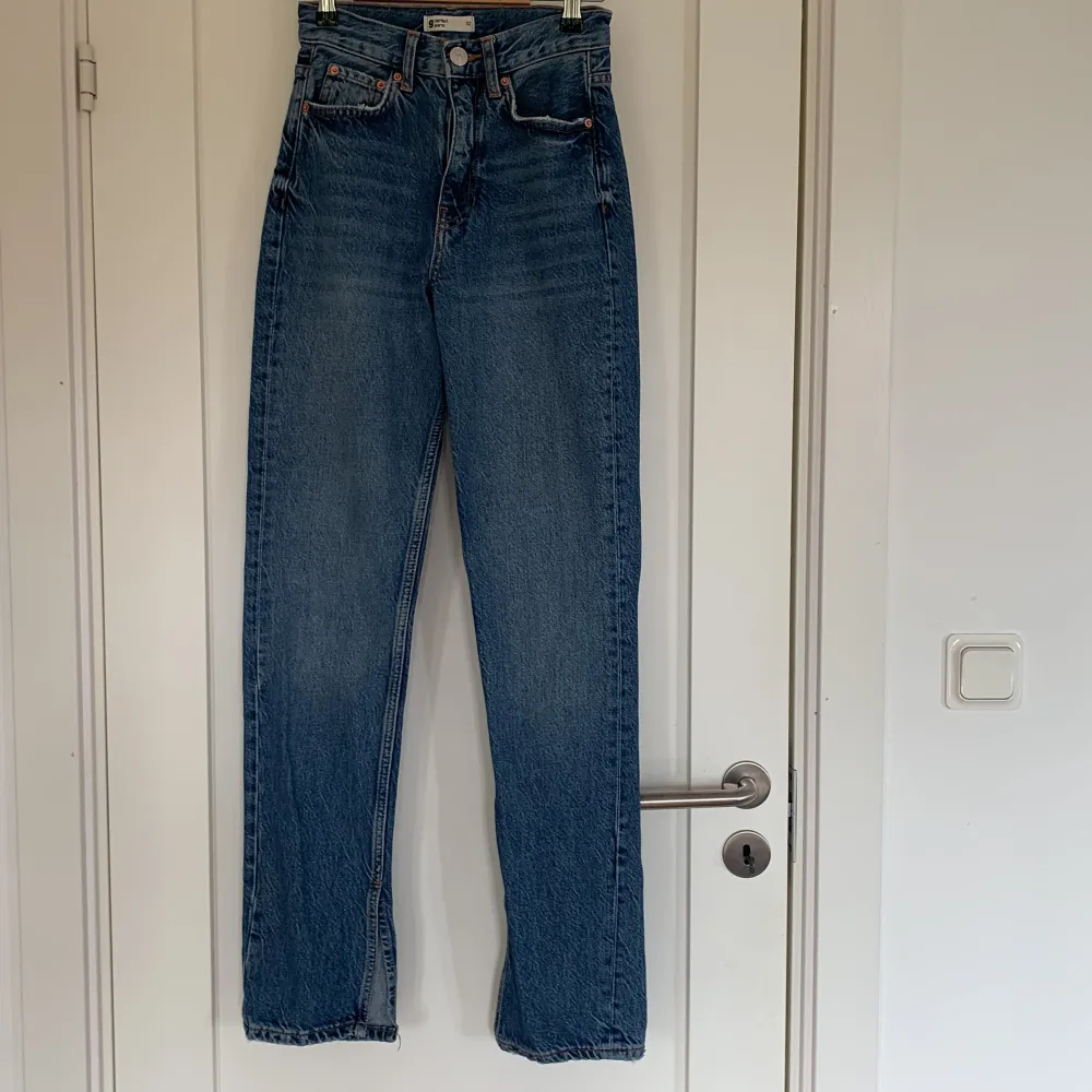 Mellanblå jeans med slits✨Slitsen är på insidan och jag tror inte att de säljs längre. Nyskick förutom några ytterst små slitningar längst ner (sista bilden) 🌸Man får gärna köpa flera plagg från olika annonser samtidigt och behöver då bara betala en frakt. Jeans & Byxor.