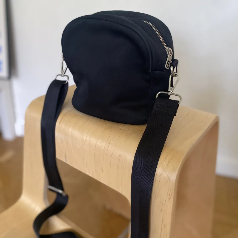 Snygg handväska i scubaliknande material från 5preview. Använd ett fåtal gånger så den är i gott skick!. Väskor.