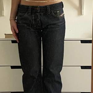 Lågmidjade baggy jeans från diesel industry.  W 32 men insydda i midjan  L 32  Säljer pga aningen korta för mig som är ca 176 cm.  Mycket fin kvalite då knappt använda  Kontakta mig för mer info/bilder   