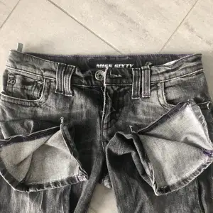 Jätte fina lågmidjade jeans av miss sixty- har högt värde. Dom har bootcut med en dragkedja man kan dra upp. Passar 34 och 36. Pris kan diskuteras. 