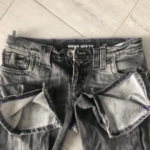 Miss sixty jeans vintage  - Jätte fina lågmidjade jeans av miss sixty- har högt värde. Dom har bootcut med en dragkedja man kan dra upp. Passar 34 och 36. Pris kan diskuteras. 