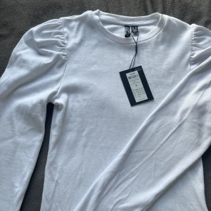 Puffärm tröja  - Säljer denna tröja med puffärm från zalando. Märket är Pices och den är i storlek xs. Har aldrig använt denna och prislappen sitter kvar. Köpte den för 229kr och jag säljer den för 120, pris går att diskuteras🤍