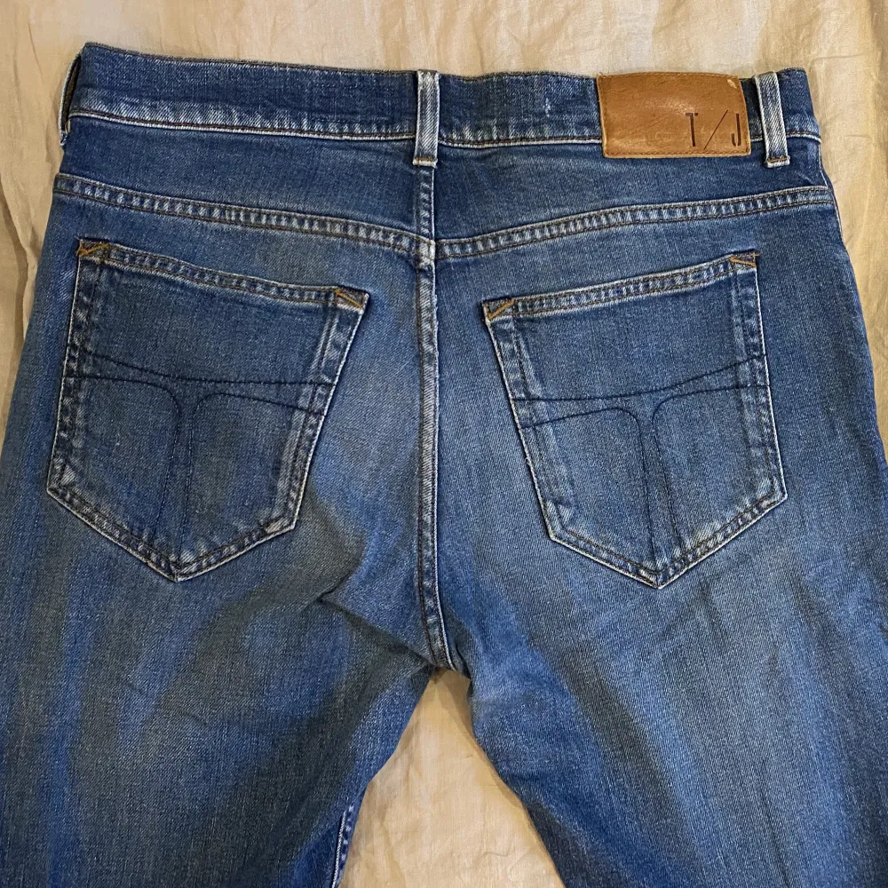Fina jeans från Tiger of Sweden i storlek 33/32” ✨ Fint skick! Tvättas innan dom skickas om så önskas. Jeans & Byxor.